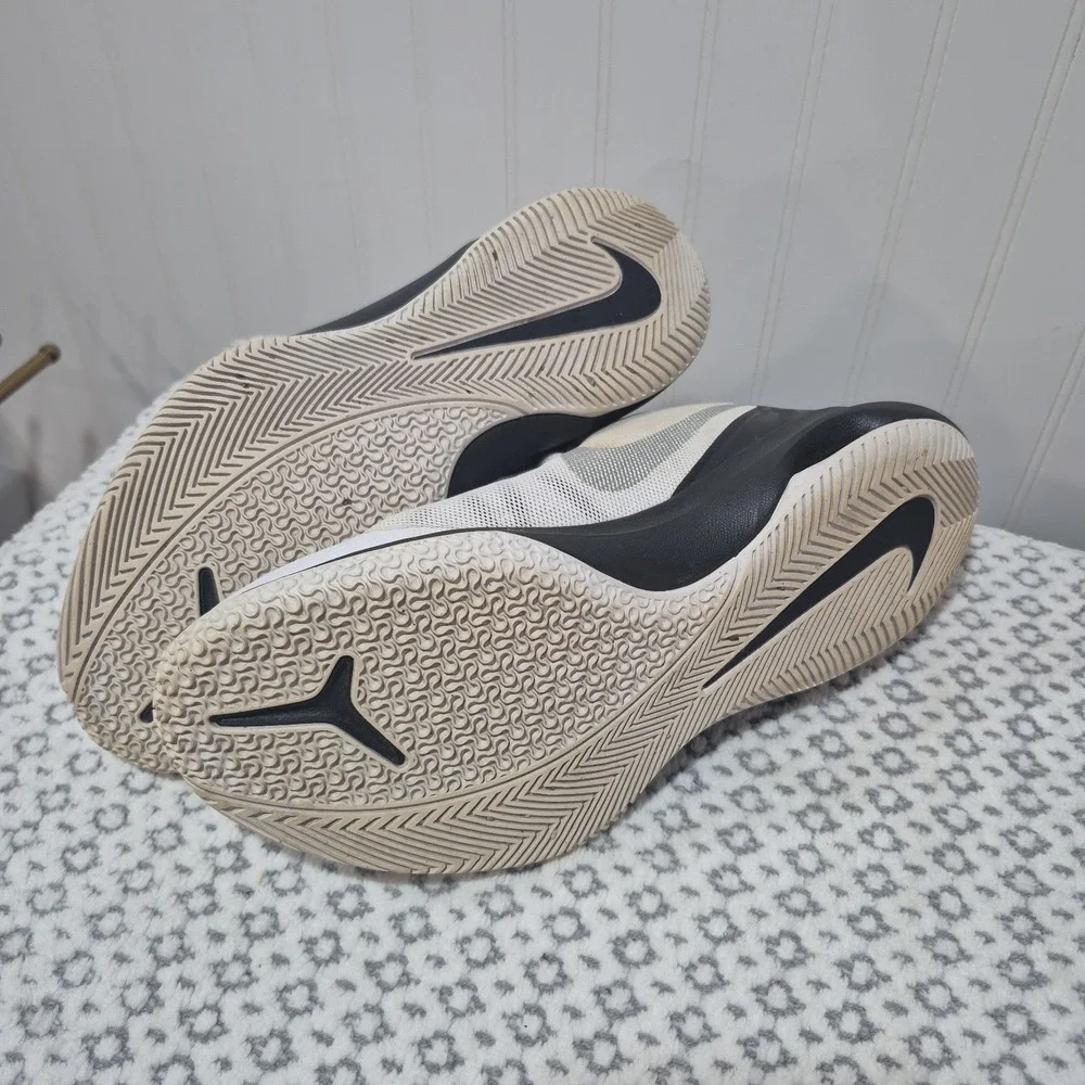 NIKE Size 7.5 Men's Air Versitile II Black And White